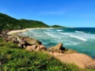 Vista panorâmica da Praia de Florianópolis, mostrando o mar azul-turquesa e a orla bem estruturada