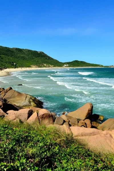 Vista panorâmica da Praia de Florianópolis, mostrando o mar azul-turquesa e a orla bem estruturada